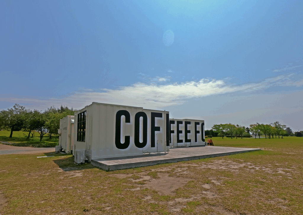 広がる芝生の県営公園に、カフェを設置。