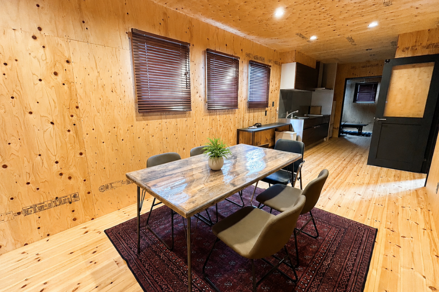 039【住宅】コンテナだけでつくる、2階建てガレージハウス